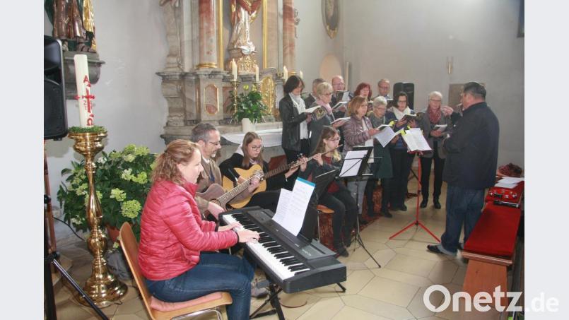 Musikalisch umrahmt wurde der Gottesdienst von der Singgruppe „Canto di Gioia“ unter der Leitung von Oliver Zrenner. Bild: wro