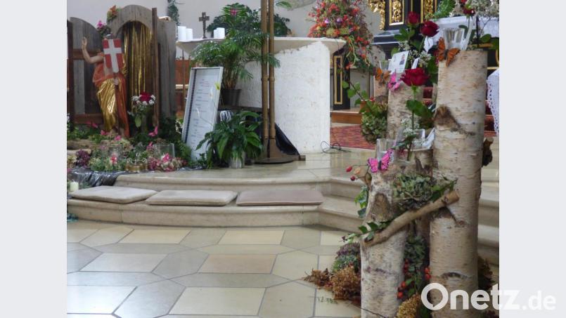 An die 44 verstorbenen Pfarrangehörigen seit dem Allerheiligenfest im vergangenen Jahr soll der Schmuck in der Pressather Stadtpfarrkirche erinnern. Bild: mng