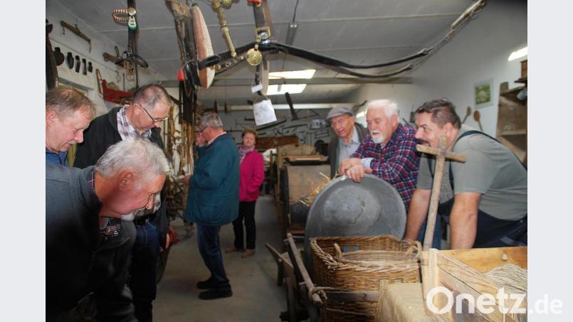 In der Ausstellung alter landwirtschaftlicher Geräte in Skalnawurde viel gefachsimpelt Bild: enz