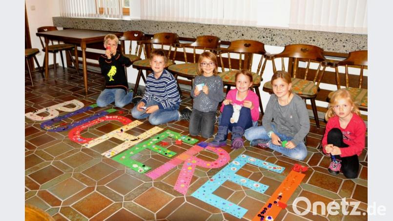 Stolz zeigten die Kinder ihr neues buntes Hinweisschild für die Bücherei her. Bild: es