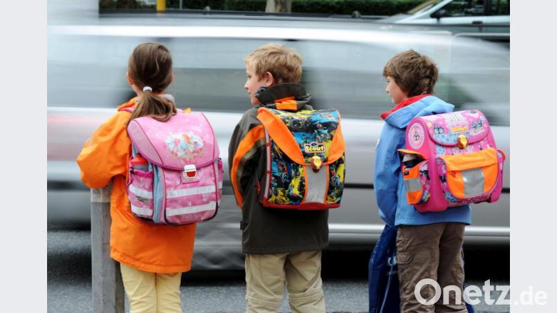 Manchmal ist es nicht einfach, die Straße zu überqueren. Autofahrer sollten auf Schulkinder nun wieder besondere Rücksicht nehmen. Bild: Arne Dedert/dpa