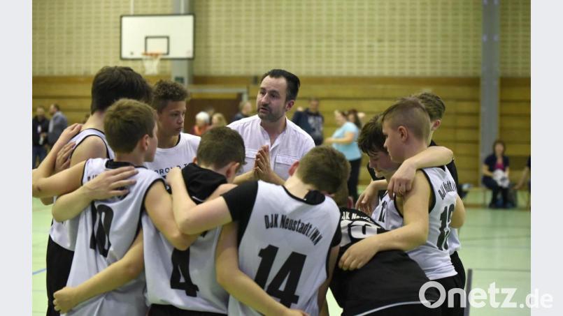 Ein emotionaler Moment für die U-14-Spieler der DJK Neustadt/WN und ein Meilenstein in der Jugendarbeit des Vereins. Die Mannschaft von Leistungszentrum-Koordinator Gabi Ionescu (Mitte) mischt die Landesliga mit Teams der Bundesligastandorte auf und wird etwas unglücklich Vizemeister. Am Wochenende treten U-14- und U-16-Teams beim Top-Turnier des Post SV Nürnberg an, die weibliche U 14 beim Weidener Hering-Cup. Bild: Tobias Schwarzmeier
