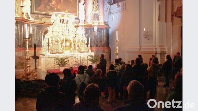 Die Teilnehmer des Abends &quot;Halloween das Original&quot; beim Hochaltar in der Basilika. Bild: Monika Demmer/exb