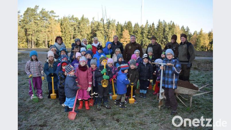 Vier Streuobstwiesen legen die Jagdpächter Dietmar und Albert Maier in ihrem Revier um Pamsendorf an. Zum Auftakt der Aktion wurden sie vom Kindergarten St. Martin und dem OGV Pfreimd tatkräftig unterstützt. Bild: bnr