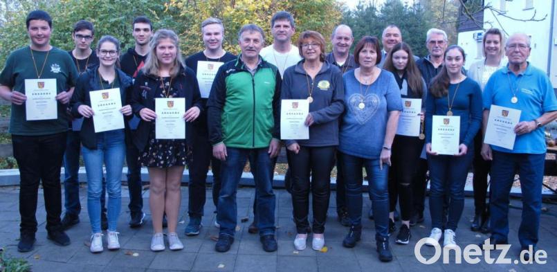Goldmedaillen gab es für die besten Schützen im freien Anschlag mit dem Luftgewehr und der Luftpistole, überreicht durch die Sportbeauftragten Christina Rösl (Zweite von rechts) und Robert Graf (Fünfter von rechts). Bild: mdh