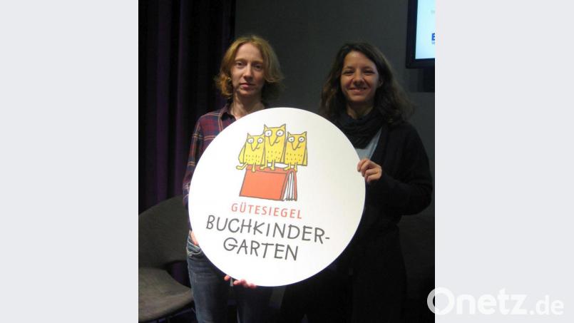 Sibylle Glückschalt (links) und Christine Pühl (rechts) dürfen für das &quot;Haus der kleinen Füße&quot; das Gütesiegel Buchkindergarten entgegennehmen. Bild: alr