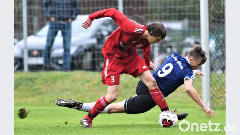 Ausgerutscht sind in der Bezirksliga Nord der SC Luhe-Wildenau und Nico Argauer (hinten). Gegen den SV Hahnbach (im Bild Luis Rösch) unterlag der Spitzenreiter mit 2:3. Bild: btg