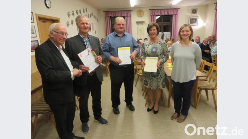 Ehrungen und eine Verabschiedung gab es beim Pfarrfamilienabend: Von links Pater Friedhelm Czincoll mit dem langjährigen Kirchenpfleger Reinhard Kraus sowie die treuen Chormitglieder Reinhard Grillmeier und Gerda Sommer zusammen mit Chorleiterin und Organistin Christine Sommer. Bild: exb