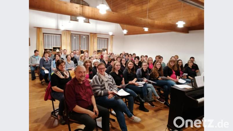 Der Workshop mit Pater Norbert Becker und Martha Zeilhofer (vorne von links) war ein Volltreffer im Jubiläumsjahr des Dieterskirchner Chores „Ganz &amp; Gar“. Bild: exb/Anita Forster