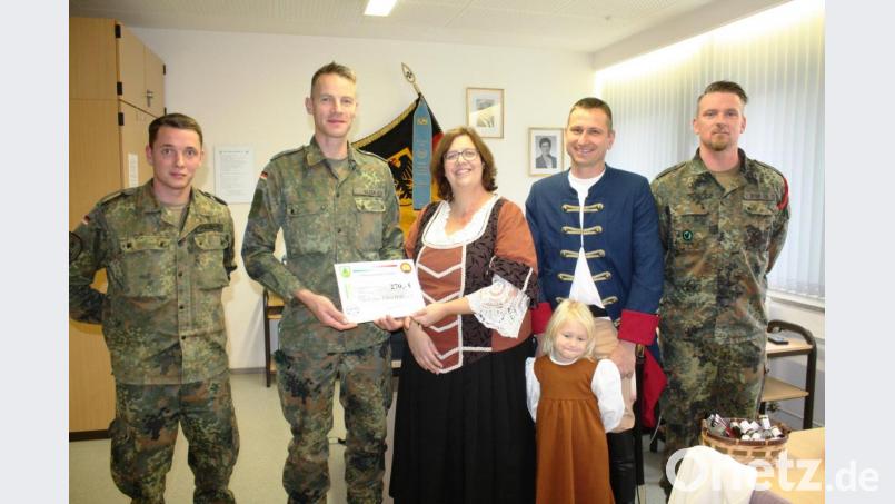 Die Übergabe des Spendenschecks erfolgte im Beisein von Stabsfeldwebel Thorsten Trinkner (von rechts), Vereinskassier Nico Thein, Lia Sophie Thein, Vorsitzender Bianca Reil, Oberstleutnant Andreas Bleek und Oberstabsgefreiten Christoph Hollmann. Bild: lg