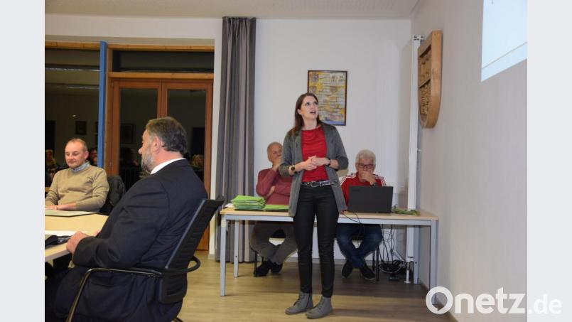 Annette Zinnbauer (stehend) stellte Bürgermeister Josef Beimler, den Markträten und den Zuhörern im Sitzungssaal ihre Bachelorarbeit vor. Bild: fla