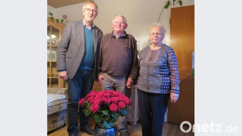 Den Spruch „Sag es mit Blumen“ beherzigte Rudolf Kuhn (Mitte) zum 50. Ehejubiläum. Seine Frau Erika bekam einen großen Strauß mit roten Rosen geschenkt. Bürgermeister Franz Mädler (links) gratulierte im Namen der Gemeinde Ursensollen. Bild: Verena Sägenschnitter