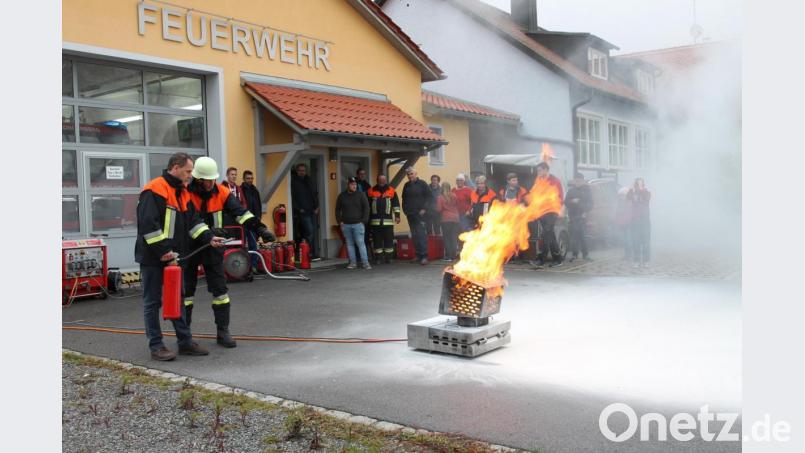 Georgenbergs stellvertretender Kommandant Oswald Hamann (Zweiter von links) zeigt, wie ein Feuerlöscher funktioniert. Bild: pi