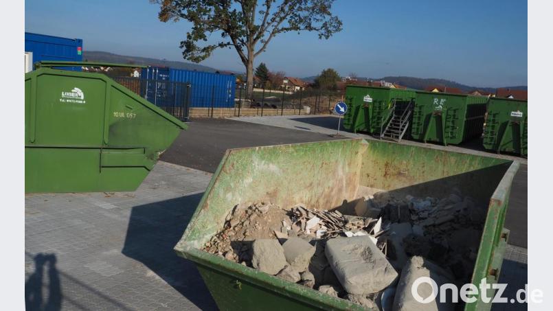 Schlammige Zeiten sind im Pfreimder Recyclinghof endgültig vorbei. Mit einem satten Zuschuss vom Landkreis wurde die Anlage neu konzipiert, das Umfeld gepflastert. Bild: bl