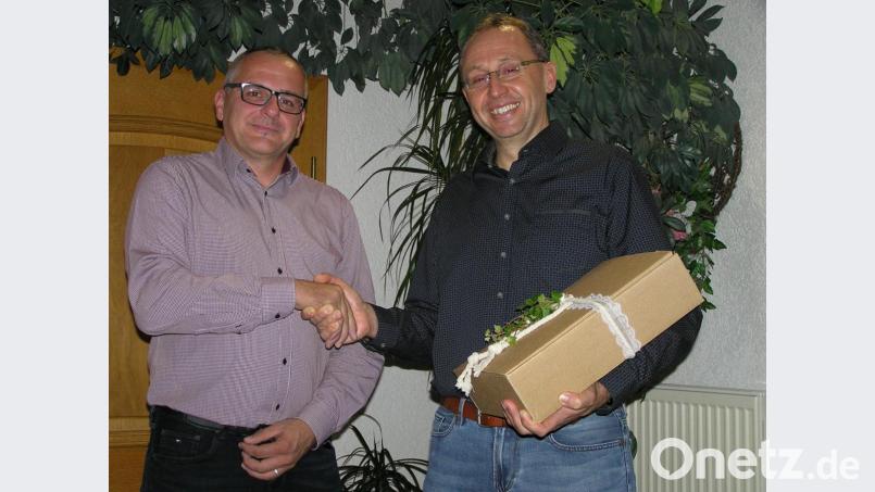 Pullenreuths Bürgermeister Hubert Kraus (links) dankte Oberarzt Dr. Tobias Schindler (rechts) mit einem edlen Tropfen für den interessanten Vortrag zum Thema „Trau dich – keine Angst vor Notfällen“. Bild: öt