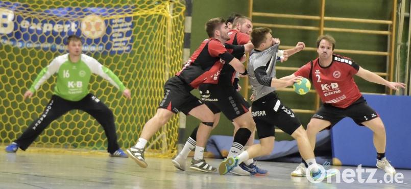 Vor den Augen des bravourös haltenden Sulzbacher Torhüters Martin Feldbauer (links hinten) bearbeiten die HCS-Rückraumspieler Jonas Rohrbach, Adrian Meta und Johannes Luber (von links) und ziehen dem ballführenden Erlanger Lukas Stübinger (Mitte) das Trikot über die Nase. Bild: Hubert Ziegler