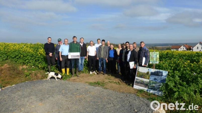 Die Teilnehmer der Feldbegehung anlässlich des "boden:ständig"-Projekts in Kondrau zusammen mit Bürgermeister Bernd Sommer (Mitte). Bild: exb
