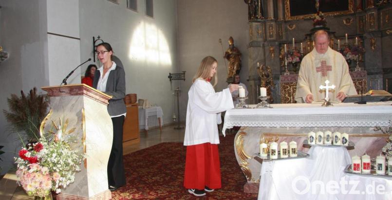 Die Ehejubilare wurden von Marion Schildknecht namentlich vorgestellt. Bild: wro