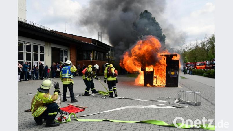 Da brennt die Hütte: Damit das im übertragenen und negativen Sinn nicht auch für die Gebäude der Feuerwehr gilt, müssen sie auf einem aktuellen Stand gehalten werden. Neben Maßnahmen bei der Ortsteilwehr in Gailoh braucht auch die große Feuerwache am Schießstätteweg bald eine Modernisierung. Beim Wachfest zeigen die Wehrmänner alljährlich stolz ihr Domizil, an dem aufmerksame Besucher schon erkennen, dass die eine oder andere Erneuerung fällig ist. Bild: Petra Hartl