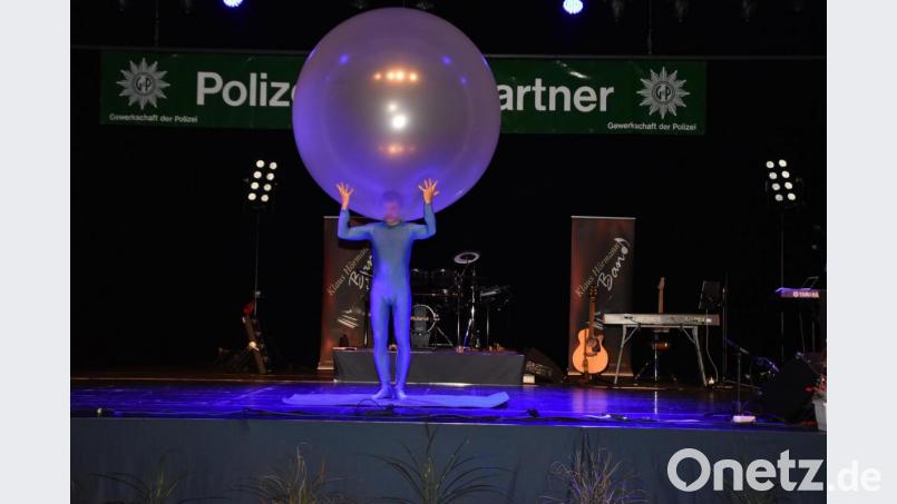 Der &quot;Chaos- Kellner&quot; schlüpft schließlich ganz in den Ballon Bild: hcz