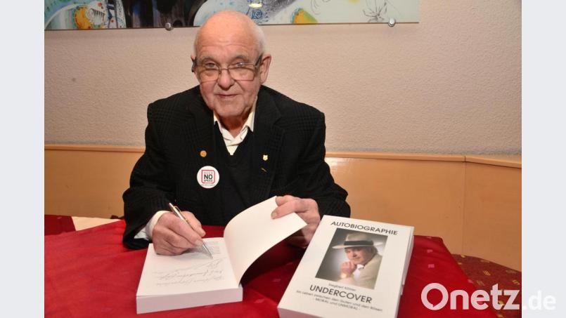 Siegbert Köhler, auch genannt "Gummi-Siegi" signiert auf Wunsch seine Autobiografie. Bild: bey