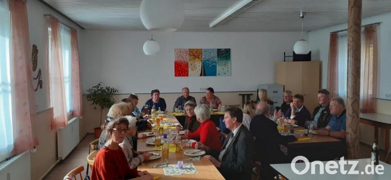 Die Besucher des Missionsessens erfahren viel über Indien. Bild: sip