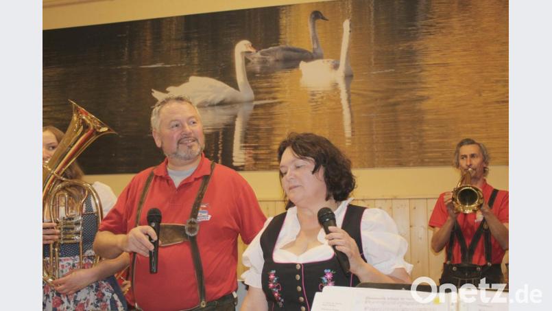 Unterstützung mit Gesang durch Moderatorin Brigitte Beer und Hornist Harald Faltenbacher. Bild: Schönberger, Ferdinand [fsb]