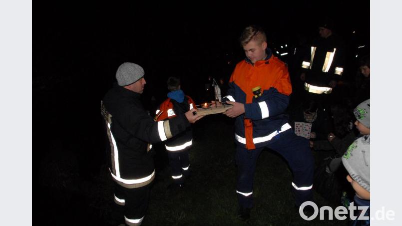Die Feuerwehr Schmidmühlen unterstützt mit großem Personalaufgebot den Brauch; im Bild: Thomas Birner und Paul Scheuerer. Bild: pop