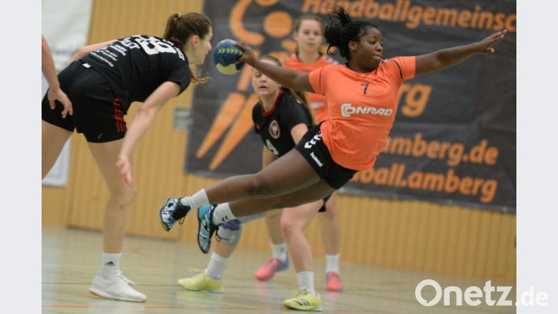 So gut wie nicht zu stoppen war Jessi Thomas (rechts), die 15 der 27 Amberger Treffer im Spiel gegen den TV Erlangen-Bruck erzielte. Die 27 Tore reichten allerdings nicht zum ersten Saisonsieg in der Handball-Bezirksoberliga. Bild: Andreas Brückmann