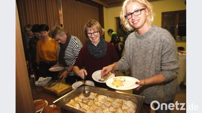 Die Gäste ließen sich das biblische Fünf-Gänge-Menü schmecken, das ihnen Edeltraud Ziegler (Zweite von rechts) am Reformationstag servierte. Bild: Hirsch