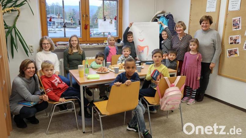 Das Büchereiteam der Gemeinde Friedenfels, mit Gabi Härtl um Monika Seidel (von rechts), erfreute viele Kinder mit einem Ferienprogramm. Bild: bsc