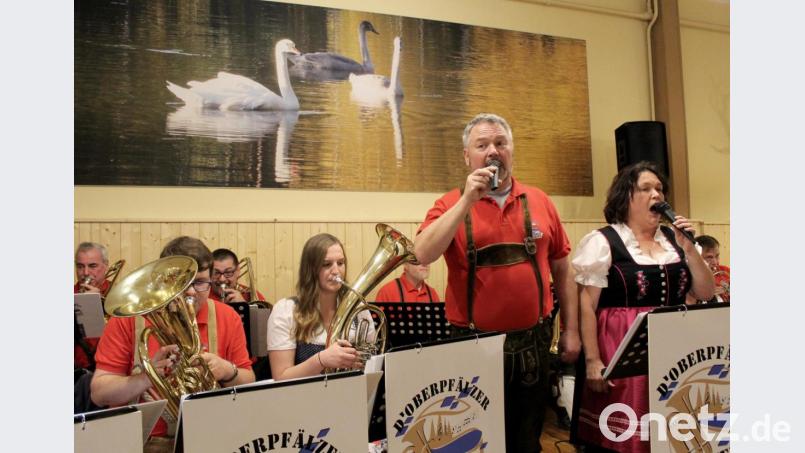 Unterstützung mit Gesang durch Moderatorin Brigitte Beer und Hornist Harald Faltenbacher. Bild: Schönberger, Ferdinand [fsb]