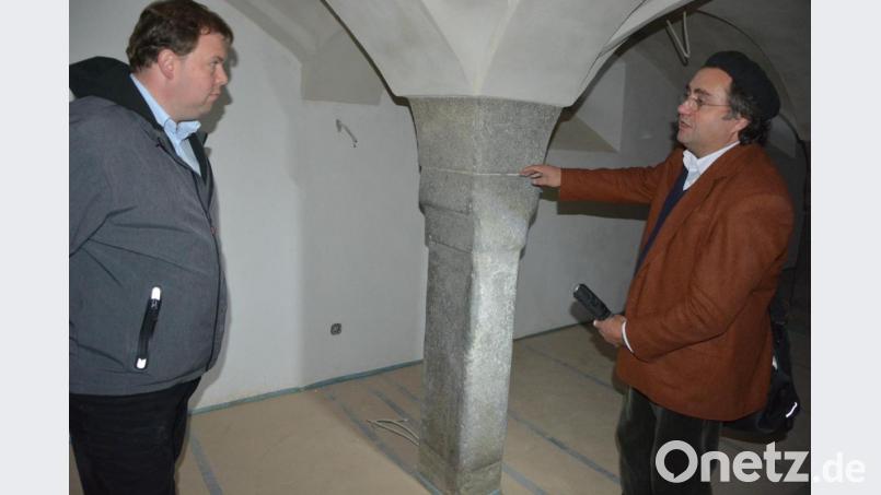 Architekt Gerhard Plaß (rechts) mit Bezirksheimatpfleger Dr. Tobias Appl im Gewölbekeller. Einst standen hier Kühe, künftig sollen hier Veranstaltungen, auch privater Natur, stattfinden. Bild: jr