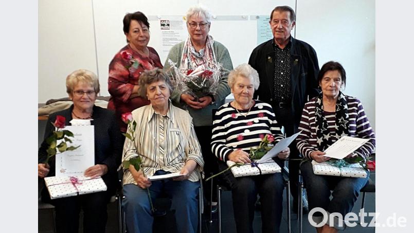 Die Ehrungen übergeben (hinten, von links) Paula Fischer, Ingrid Sittl und Wilhelm Moser. Bild: R.Kreuzer