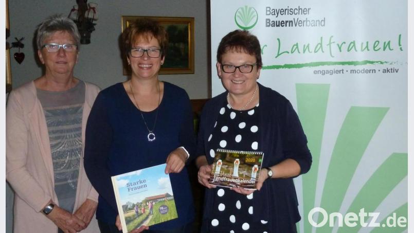 Seminarleiterin Annemarie Frank (von links), Heike Klein (BBV-Kreisvorstandschaft) und Barbara Ruhland (Ortsbäuerin Pirkhof) wiesen die Landfrauen auf den neuen Kalender und das Buch „Starke Frauen“ hin. Bild: Portner
