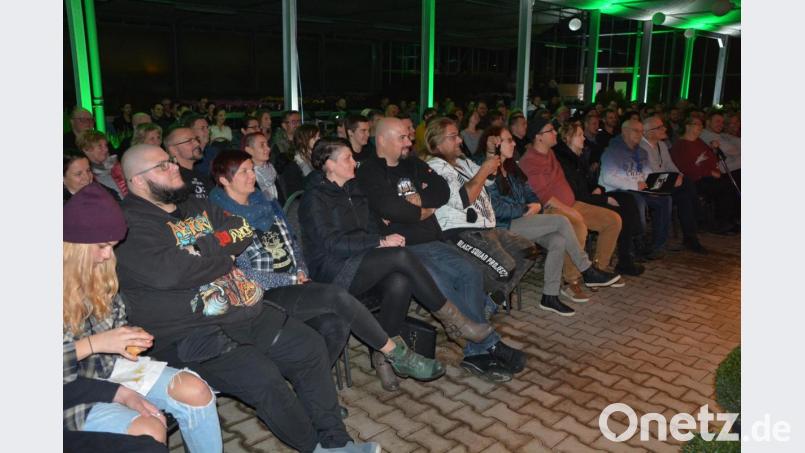 Rund 220 Menschen waren am Samstagabend ins &quot;Gwäxhaus&quot; gekommen, um einen Kabarettabend der etwas härteren Sorte zu erleben. Bild: jr