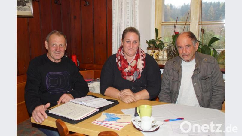 Petra Katens mit Ortsverband-Vorsitzenden Josef Bauer (links) und dessen Stellvertreter Rudolf Horn. Diese bat die Gewerkschaftssekretärin für die Wahlen im kommenden Jahr die Weichen zu stellen und die Existenz des Ortsverbands zu sichern. Bild: mmj