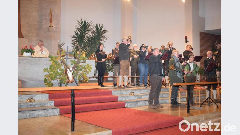 Die BJV-Kreisgruppe Nabburg feierte die diesjährige Hubertusmesse in Unterköblitz. Den Gottesdienst zelebrierte Pfarrer Markus Ertl, die musikalische Gestaltung lag in den Händen der Jagdhornbläser der Kreisgruppe. Bild: bnr
