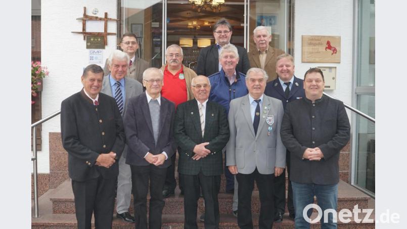 Anton Auerbach (vorne Dritter von links) konnte zu seinem 90. Geburtstag von vielen Seiten Glückwünsche entgegen nehmen. Unter anderem waren die Vertreter der Vereine sowie Ruhestandspfarrer Johann Schächtl (vorne Zweiter von links) und Bürgermeister Christian Ziegler (vorne rechts) gekommen.. Bild: nib