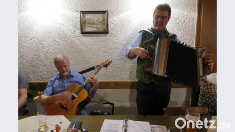 Beim Harmonikaspielen ist Erwin Hornauer (rechts) ganz in seinem Element. Bild: luk