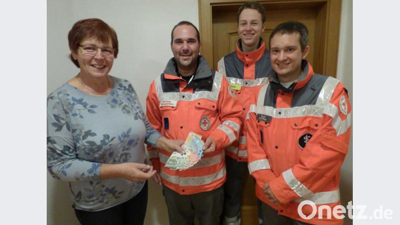 600 Euro für die Helfer vor Ort: Thomas Rauch, Max Fuchs und Florian Eibl (von rechts) nehmen das Geld von Cilla Helm (links) entgegen. Thomas Rauch verspricht, den Zuschuss zweckdienlich zu verwenden. Bild: mng