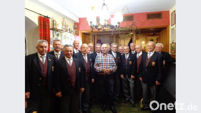 Der MGV Bärnau gratulierte Ehrenmitglied Max Weigl zu seinem 80.Geburtstag. Bild: exb