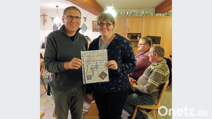 Schirmherr Oskar Schuster (links) freut sich zusammen mit der Vorsitzenden Ramona Bauer (rechts), auf die erste Kreisschau des Kleintierzuchtvereins Friedenfels. Für die Gestaltung der Titelseite des Ausstellungskatalogs bekamen sie bei der Abschlussbesprechung viel Lob von den Mitgliedern. Bild: bsc