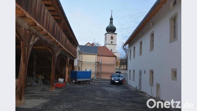 Blick vom Informations- und Begegnungszentrum Konnersreuth in Richtung Ortskern und Pfarrkirche. Der Eingangsbereich wird immer offen bleiben, hieß es. Bild: jr