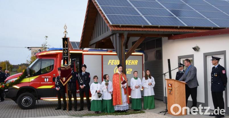 Alles neu! Das Feuerwehrgerätehaus wurde angebaut und darin steht jetzt ein nagelneues Mittleres Löschfahrzeug. Pfarrer Hans-Jürgen Zeitler sprach dazu den kirchlichen Segen. Von rechts: FFW-Vorsitzender Markus Weigert, Bürgermeister Florian Junkes und Kommandant Andreas Pollinger. Bild: bö
