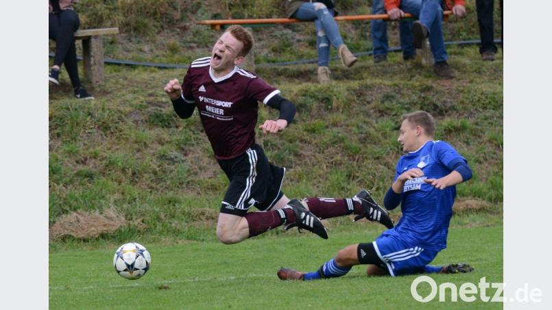 Es ging richtig zur Sache im Spitzenspiel: In dieser Szene foult der Weiherner Tobias Knorr Den Altendorfer Kilian Prey. Bild: ham