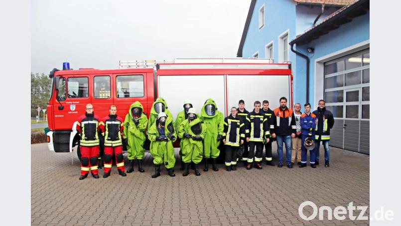 Oft kommen Gefahrgut-Einsätze nicht vor, dennoch müssen Feuerwehren stets dafür gewappnet sein. Zwölf Kameraden der Pressather, Eschenbacher, Kohlberger und Weiherhammerer Wehr nehmen deshalb an einer Chemikalienschutzanzüge-Ausbildung teil. Bild: jma