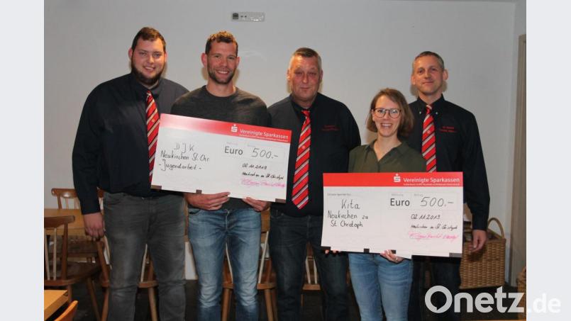 Über jeweils 500 Euro freuen sich Anja Thalhauser für die Kindertagesstätte und Christoph Böhmler für die Nachwuchsarbeit der DJK Neukirchen. Bild: pi