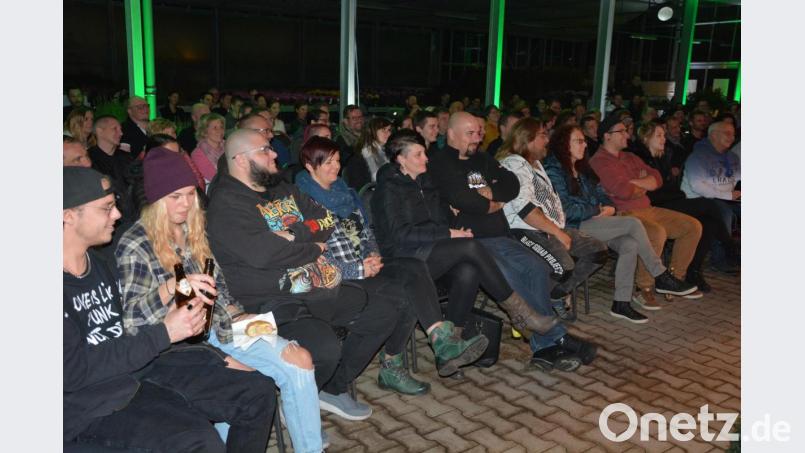 Rund 220 Menschen waren am Samstagabend ins &quot;Gwäxhaus&quot; gekommen, um einen Kabarettabend der etwas härteren Sorte zu erleben. Bild: jr