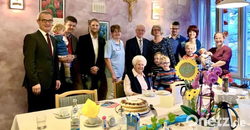 Nicht nur Bürgermeister Werner Nickl (links) und der stellvertretende Pflegedienstleiter Kevin Wienerl (Dritter von links), sondern auch mehrere Familienmitglieder gratulierten Linda Oppelt (links sitzend) zu ihrem 100. Geburtstag. Bild: jzk